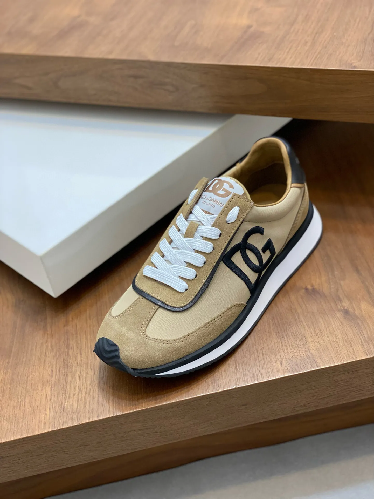 Factory price: 458💰••New products••Dolce&Gabbana••DG✔️High-end men's sports•casual shoes. Original goods from top counters. Original imported cowhide, multi-material splicing design ➕Imported cowhide lining, cowhide feet ➕Original TPR elastic outsole. Size: 39-44 (38, 45 customized)